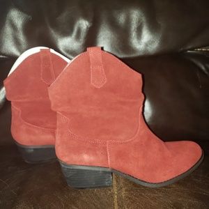 Red white mountain booties size 8.5